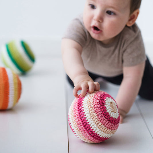 Handgemachter Rasselball aus Baumwolle in Naturfarben, ideales Greifspielzeug für Babys