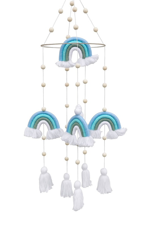 Blaues Makramee-Mobile mit Regenbögen, weißen Quasten und Holzperlen vor blauem Himmel