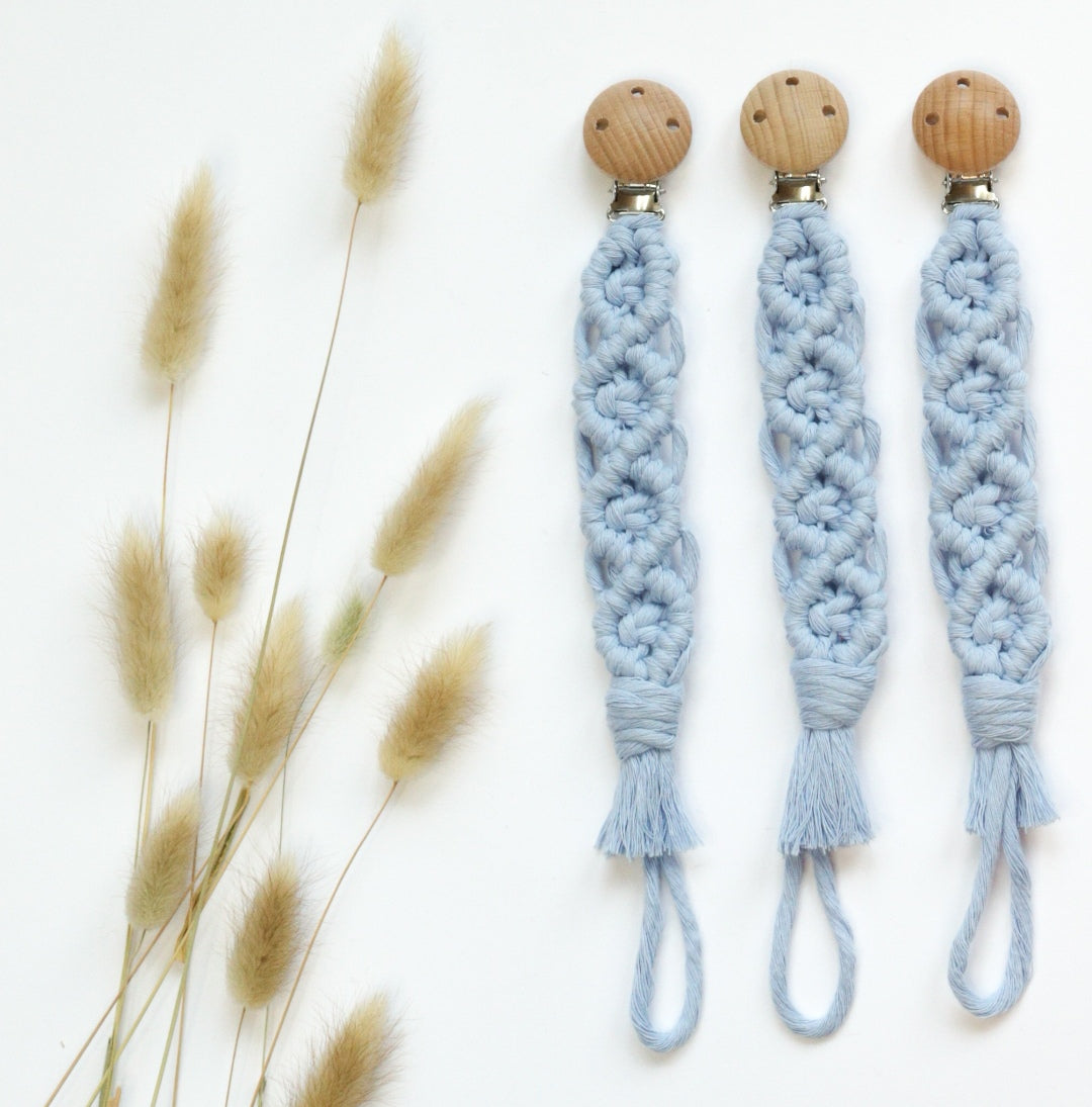 Hellblaue Makramee-Schnullerketten mit Holzclip, liebevoll geknüpft – perfektes Geschenk für Jungen