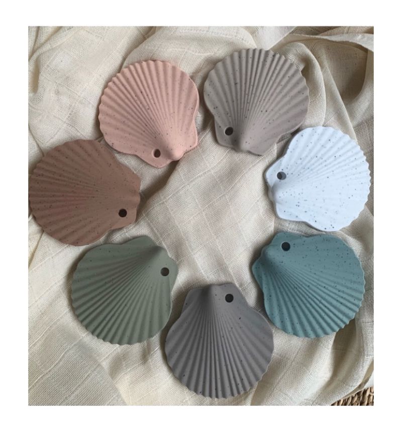 Set aus sieben Muschel-Beißanhängern aus Silikon in zarten Farben – BPA-frei, sicher ab 3 Monaten für Babys
