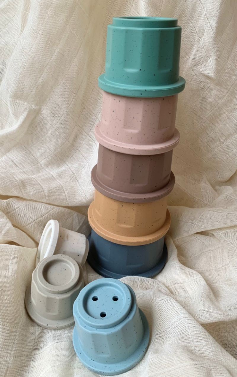 Stapelturm aus Silikonbechern in sanften Naturfarben – schadstofffreies Spielzeug für kleine Kinder