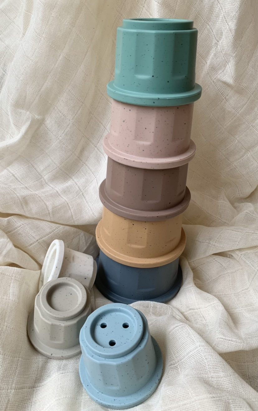 Stapelturm aus Silikonbechern in sanften Naturfarben – schadstofffreies Spielzeug für kleine Kinder