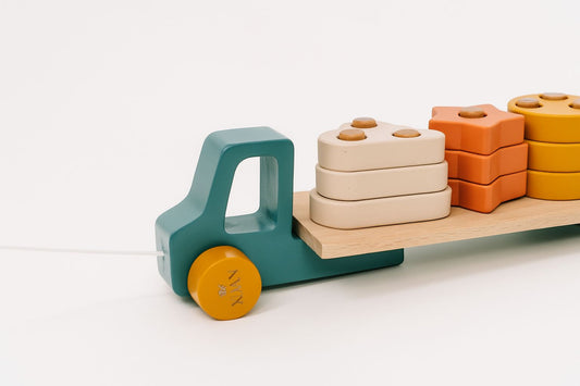 Kinder Holzspielzeug aus Holz und Silikon -Stecklastwagen mit bunten Silikonteilen