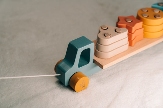 Motorik-Spielzeug: Holz-Stecklastwagen mit Zugfunktion